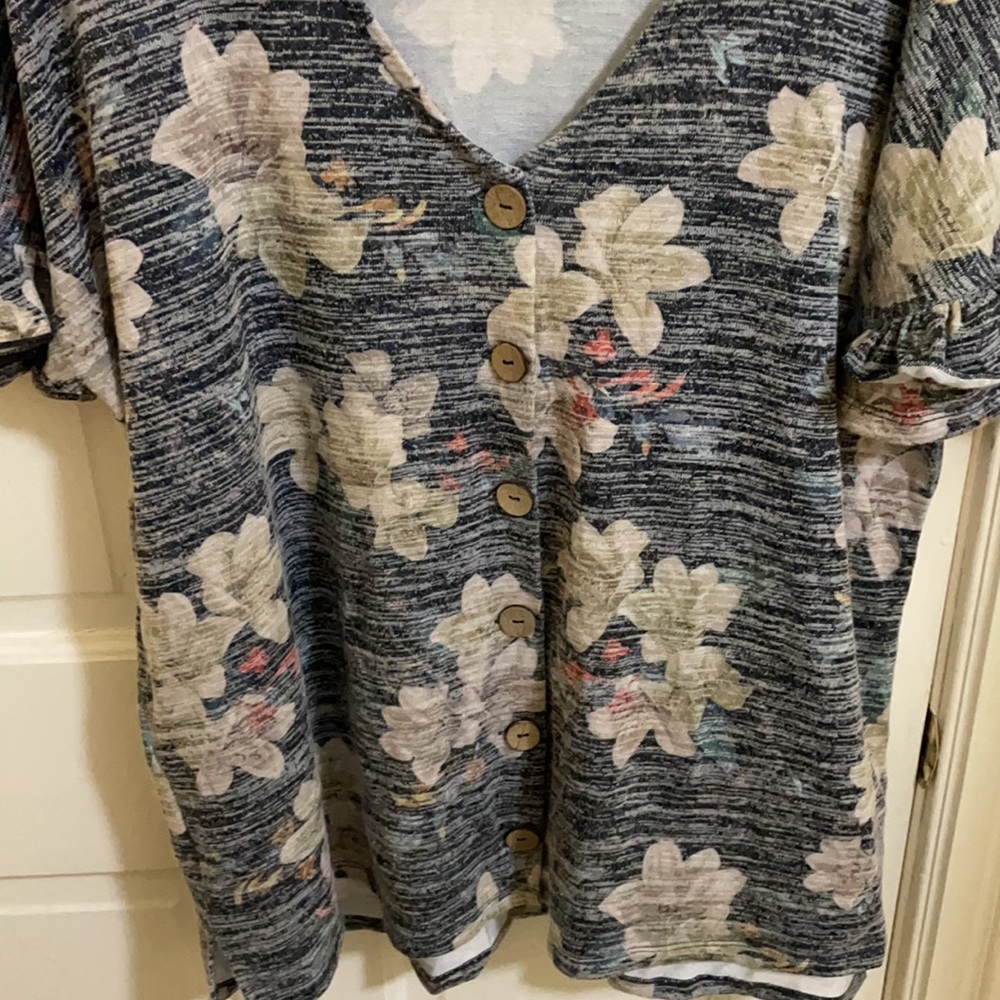 Flowery button top - Picture 2 of 3